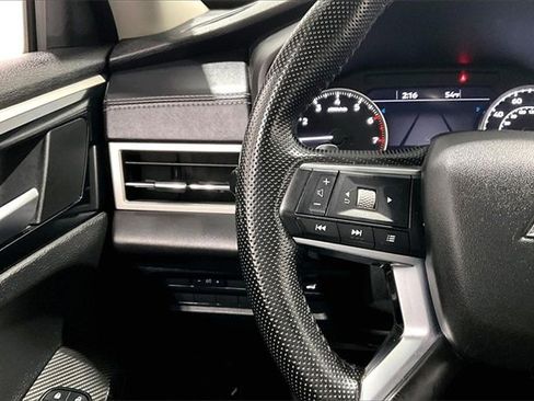 Used 2022 Mitsubishi Outlander SE image 11