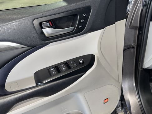 Used 2019 Toyota Highlander Limited w/ Phone Cable & Charge Package image 19