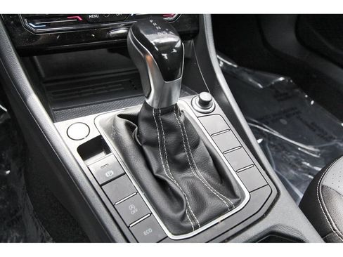 Used 2025 Volkswagen Jetta SE w/ Sunroof Package FWD image 24