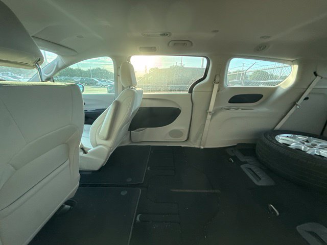 Used 2017 Chrysler Pacifica Touring w/ Tire & Wheel Group FWD image 9