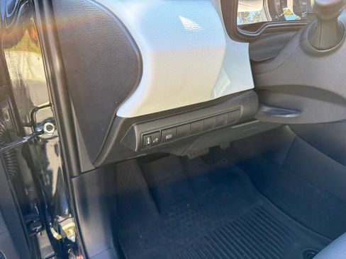 Used 2025 Toyota Corolla SE w/ Convenience Package FWD image 9