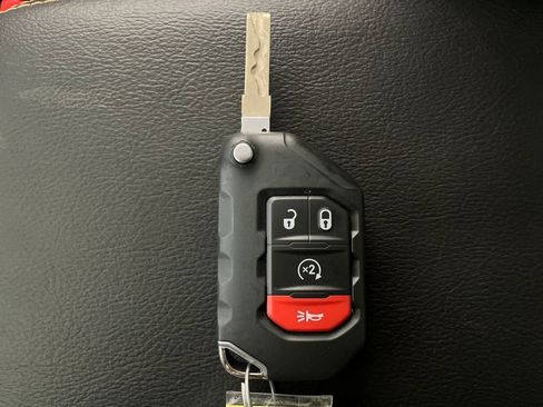 Used 2025 Jeep Gladiator Sport image 33