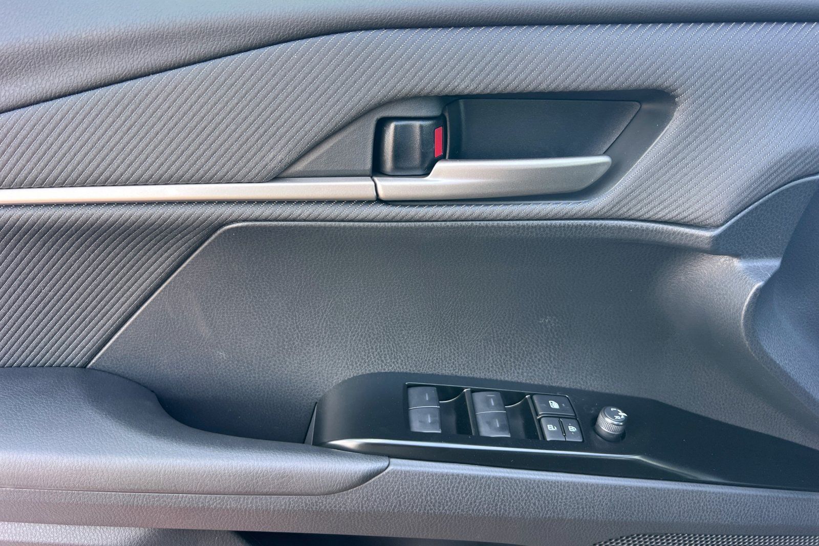 New 2026 Toyota Camry Hybrid FWD image 10