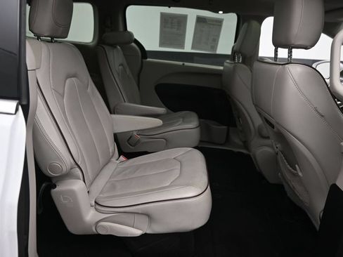 Used 2020 Chrysler Pacifica Limited FWD image 10