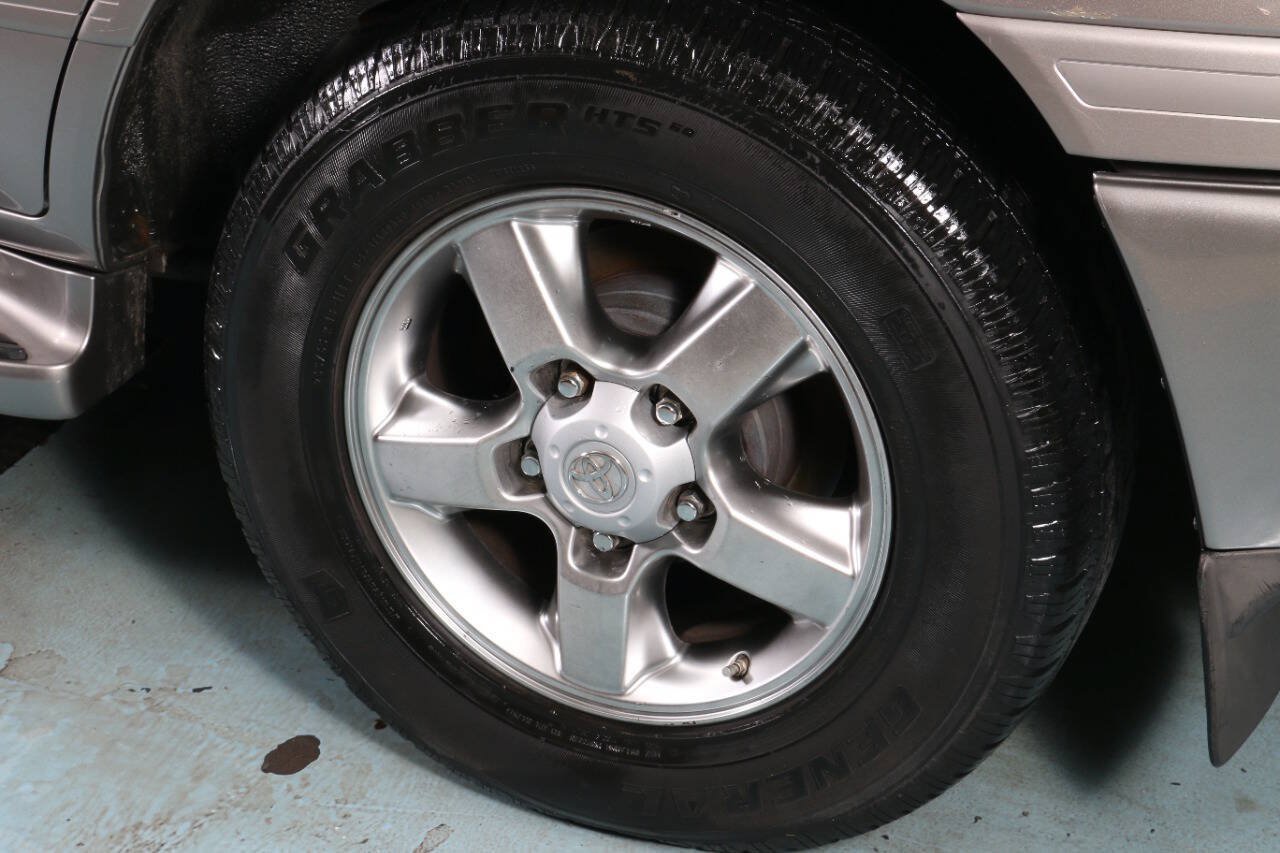Used 2004 Toyota Land Cruiser AWD/4WD image 31