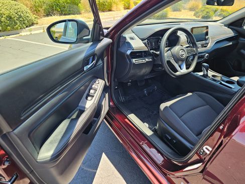 Used 2025 Nissan Altima 2.5 SV FWD image 15