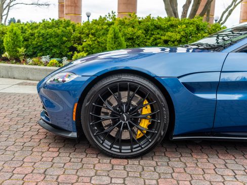 Used 2022 Aston Martin V8 Vantage Coupe image 4