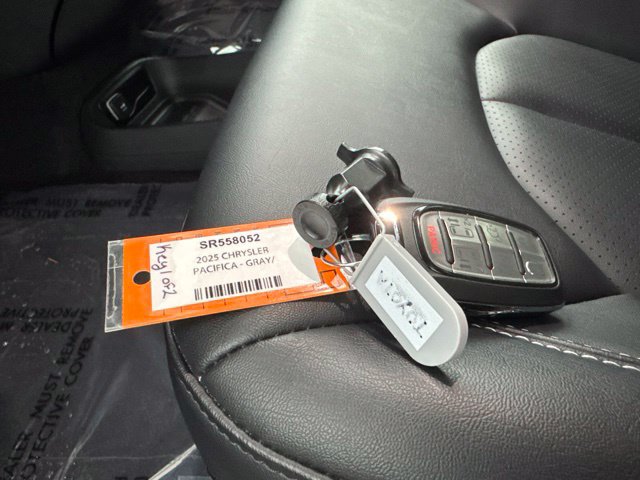 Used 2025 Chrysler Pacifica Select FWD image 34