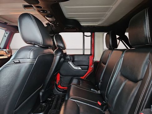 Used 2014 Jeep Wrangler Unlimited Rubicon w/ Connectivity Group AWD/4WD image 17