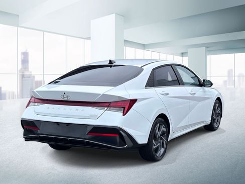 Used 2025 Hyundai Elantra Limited FWD image 4