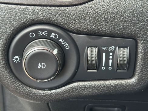 Used 2021 Jeep Cherokee Trailhawk AWD/4WD image 17