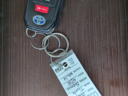 Used 2023 Toyota Sienna XLE FWD image 27