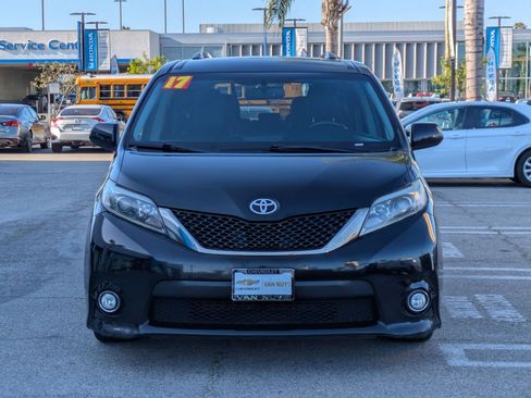 Used 2017 Toyota Sienna SE FWD image 2