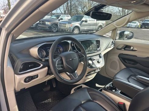 Used 2023 Chrysler Pacifica Touring-L image 20