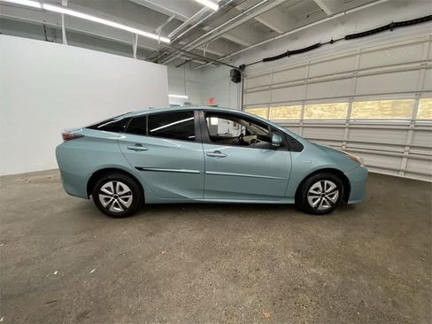 Used 2016 Toyota Prius Four image 7