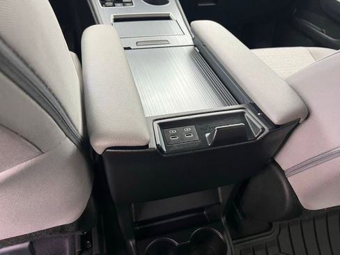 Used 2025 Toyota Sienna LE AWD/4WD image 18