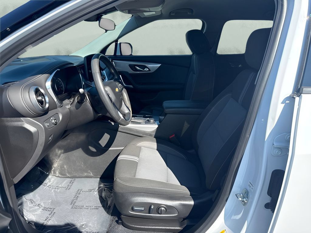 Used 2025 Chevrolet Blazer LT AWD/4WD image 9