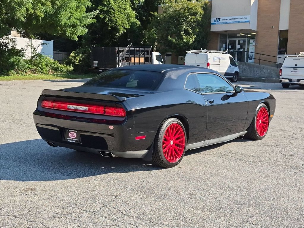 Used 2013 Dodge Challenger SXT RWD image 3