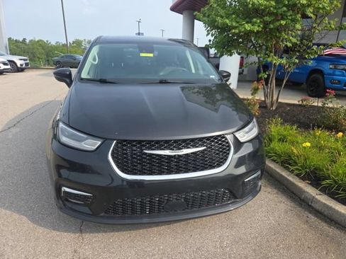 Used 2023 Chrysler Pacifica Touring-L FWD image 2