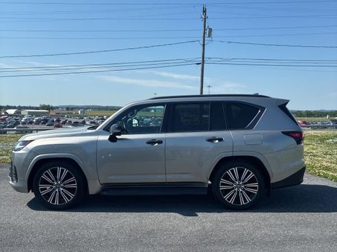 Used 2023 Lexus LX 600 4WD w/ Appearance Package image 4