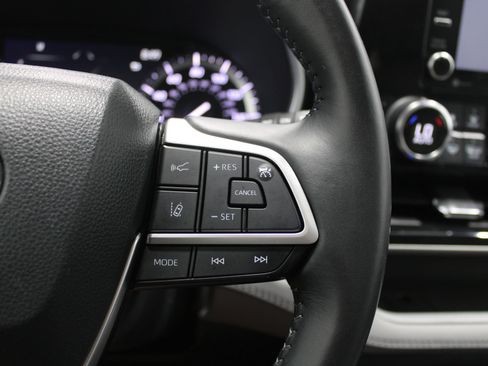 Used 2022 Toyota Highlander XLE AWD/4WD image 40
