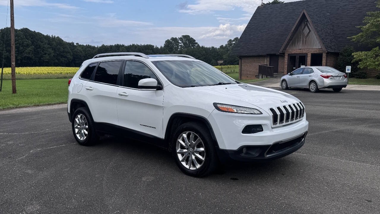 Used 2017 Jeep Cherokee Limited AWD/4WD image 2