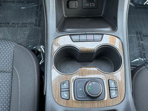Used 2022 GMC Acadia SLE w/ Driver Convenience Package FWD image 20