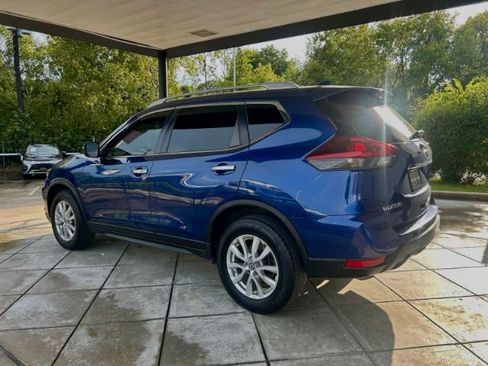 Used 2020 Nissan Rogue SV image 2