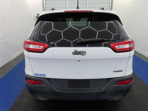 Used 2018 Jeep Cherokee Latitude Plus w/ Comfort/Convenience Group FWD image 11