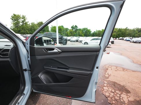 Used 2025 Volkswagen Taos SE AWD/4WD image 14