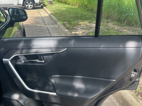 Used 2020 Toyota RAV4 XLE w/ Convenience Package FWD image 21