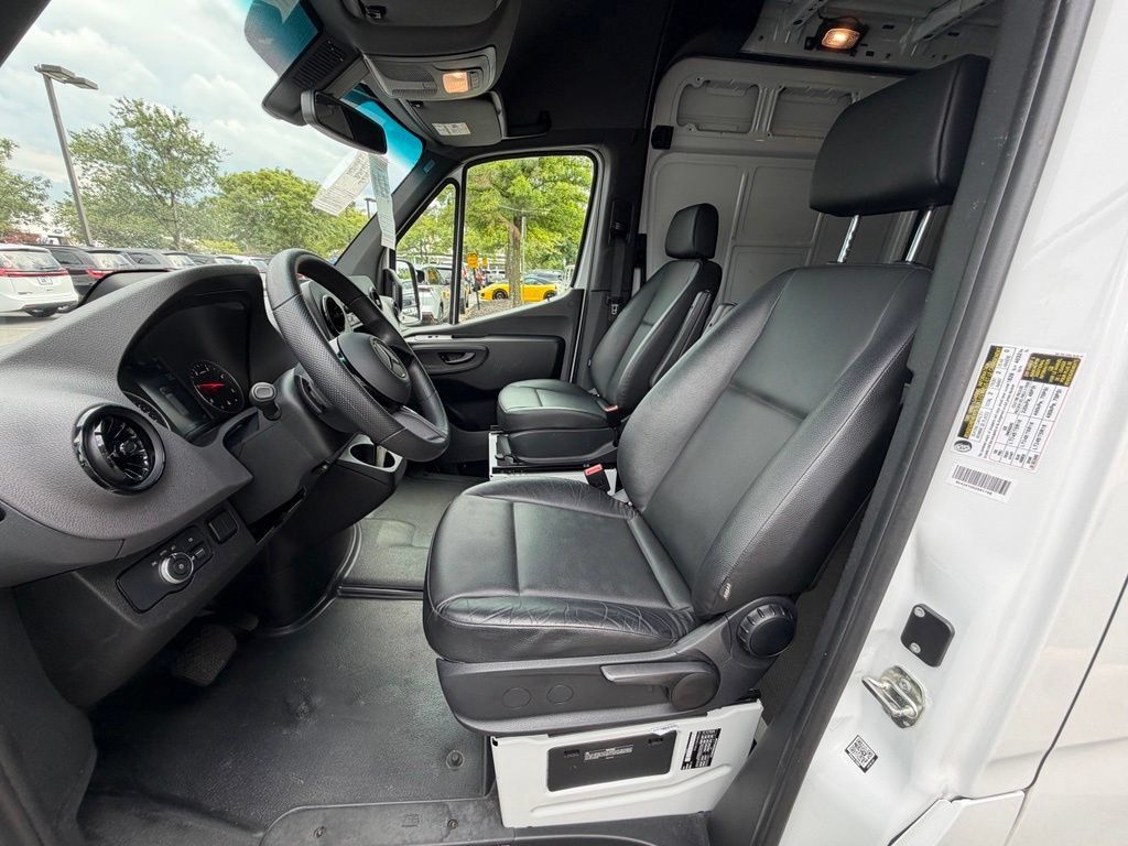 Used 2025 Mercedes-Benz Sprinter 2500 image 16