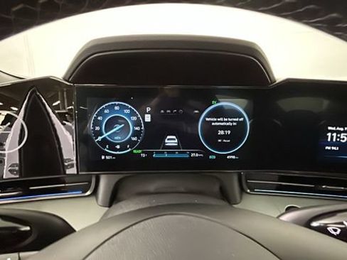 Certified 2025 Hyundai Elantra Limited FWD image 18