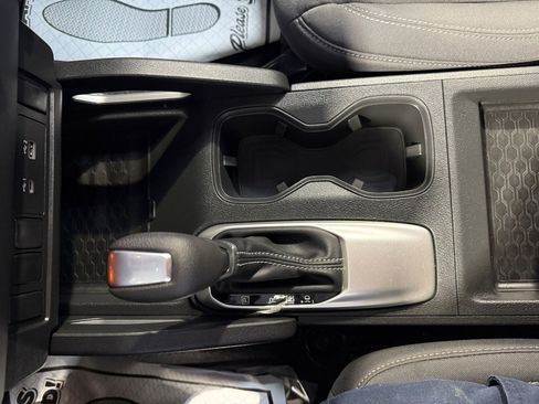 Used 2024 Nissan Frontier SV image 22