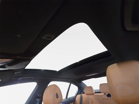 Used 2023 BMW 530e w/ Premium Package image 28