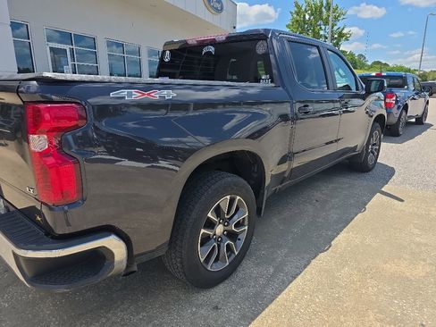 Used 2022 Chevrolet Silverado 1500 LT AWD/4WD image 4
