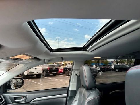 Used 2019 Toyota Highlander SE image 15