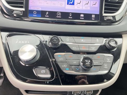 Used 2022 Chrysler Pacifica Touring-L image 21