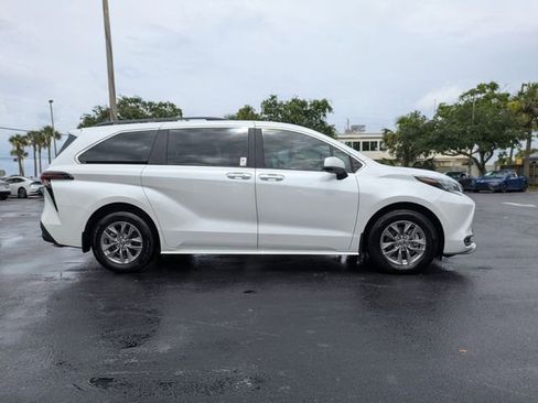Used 2025 Toyota Sienna XLE FWD image 3