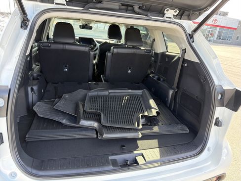 Used 2023 Toyota Highlander XLE image 29