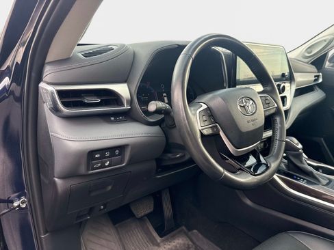 Used 2023 Toyota Highlander Platinum FWD image 19