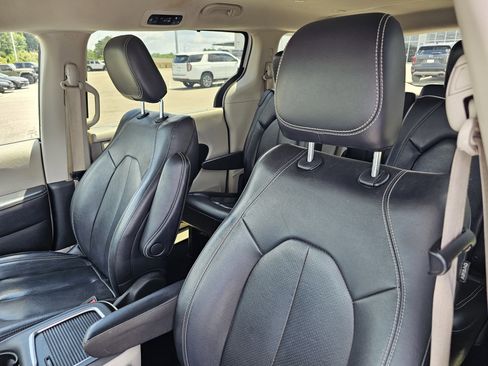 Used 2022 Chrysler Pacifica Touring-L FWD image 17