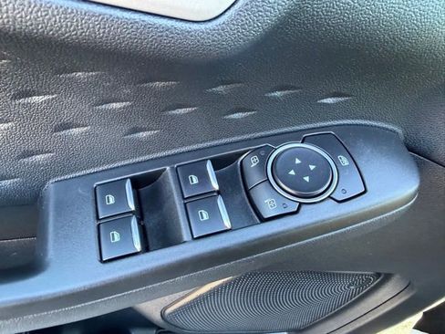 Used 2020 Ford Escape SE image 18