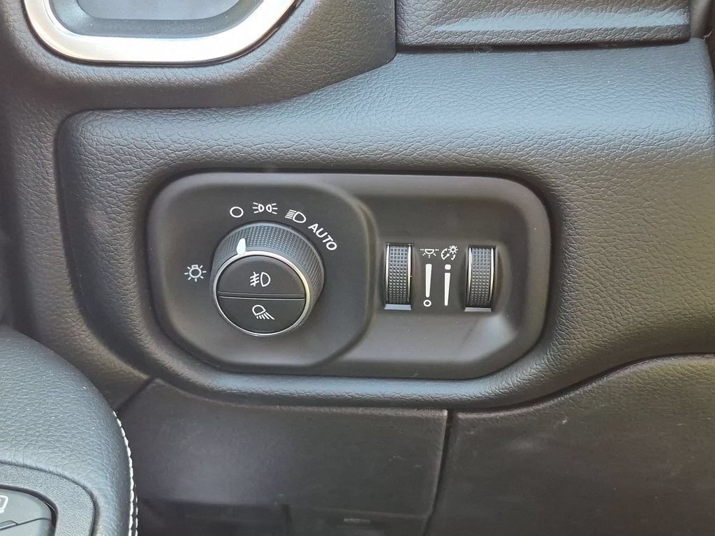 New 2026 RAM 2500 Laramie AWD/4WD image 18