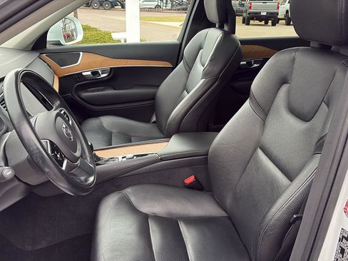 Used 2021 Volvo XC90 T6 Momentum w/ Climate Package image 10