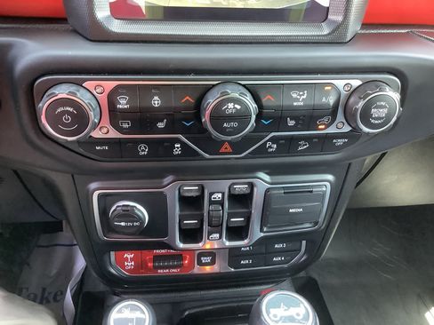 Used 2018 Jeep Wrangler Unlimited Rubicon w/ Dual Top Group AWD/4WD image 18