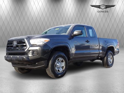 Used 2018 Toyota Tacoma SR image 1