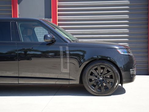 Used 2024 Land Rover Range Rover Long Wheelbase Autobiography image 6