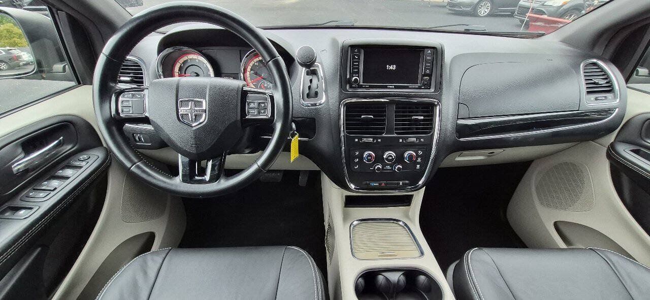 Used 2017 Dodge Grand Caravan SXT FWD image 19