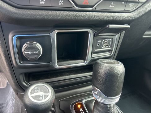 Certified 2024 Jeep Gladiator Sport AWD/4WD image 39